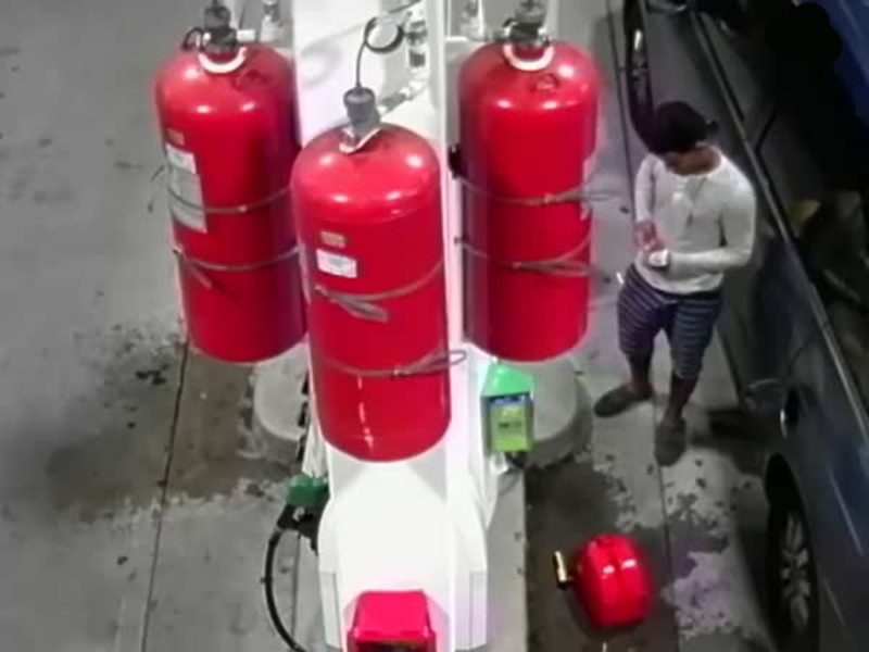 شاهد بالفيديو: تصرف متهور من عامل في محطة وقود أمريكية ينتهي بكارثة!